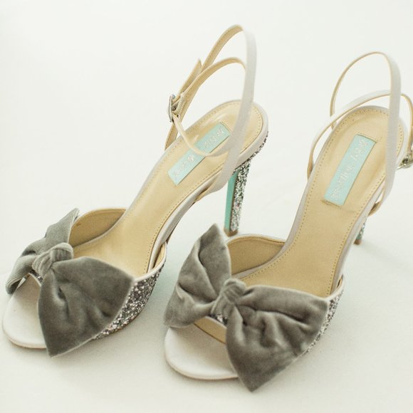 Jilly: Betsy Johnson Glitter & Bowed Heels, Silver Grey - Picture 10 of 14